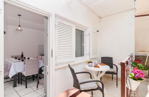 Dugi Rat Apartment | Three-Bedroom Apartment In Dugi Rat