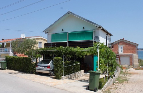 Kraj Apartment | Three bedroom apartment near beach Tkon, Pašman (A-8244-b)