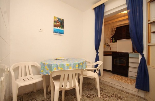 Milna Apartment | Three bedroom apartment near beach Milna, Vis (A-8913-a)