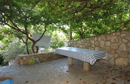 Milna Apartment | Three bedroom apartment near beach Milna, Vis (A-8913-a)
