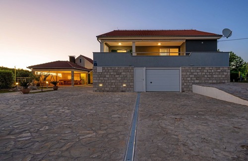 Cvrljevo House | Three Bedroom Holiday Home with Private Pool and Terrace