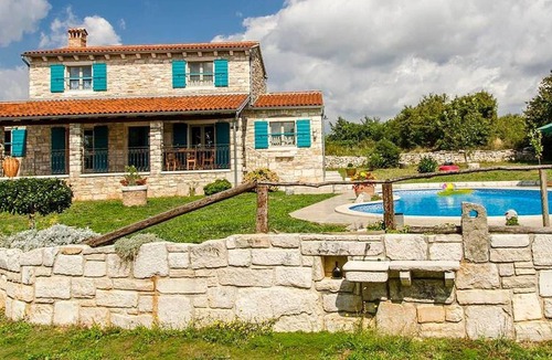 Krculi Cabin | Traditional stone villa for 9 people with pool in Central Istria