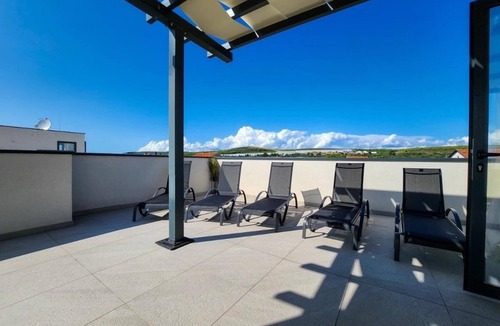 Turanj Apartment | Two bedroom apartment with hot tub Sveti Filip i Jakov, Biograd (A-27129-a)