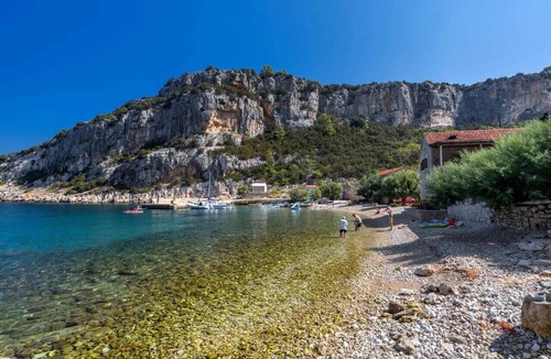 Zastrazisce Apartment | Two bedroom apartment with terrace and sea view Cove Vela Stiniva, Hvar (A-17075-a)