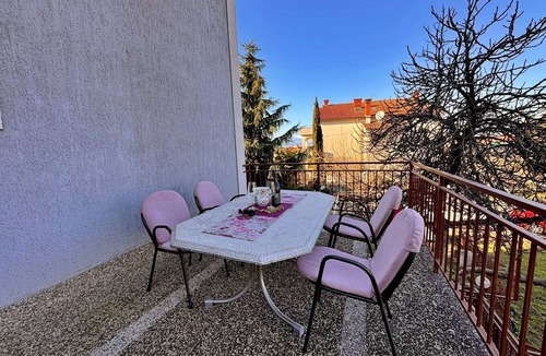 Zidarici Apartment | Two bedroom apartment with terrace Malinska, Krk (A-23871-a)