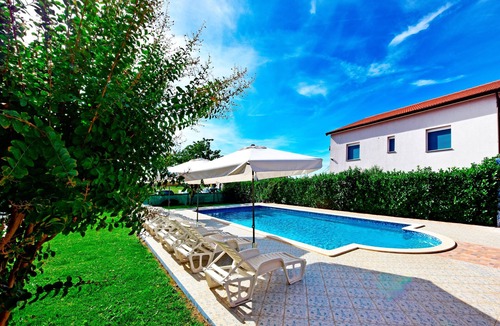 Dajla Apartment | Two bedroom apartment with a swimming pool Novigrad (A-6951-g)