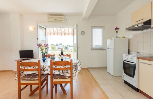 Petrcane Apartment | Two bedroom apartment with balcony and sea view Petrčane, Zadar (A-17342-a)