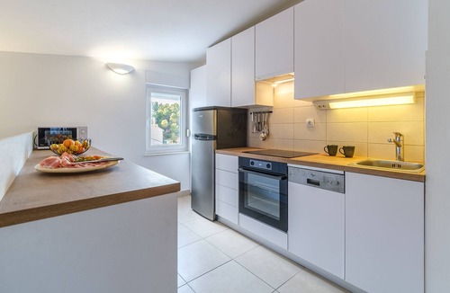 Sutivan Apartment | Two bedroom apartment with terrace and sea view Sutivan, Brač (A-20155-a)