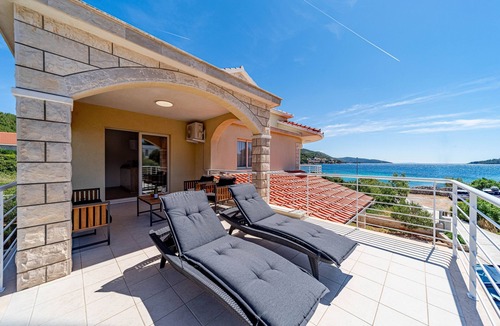Prizba Apartment | Two bedroom apartment near beach Prižba, Korčula (A-22068-a)