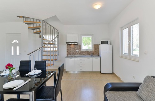 Nin Apartment | Two bedroom apartment near beach Nin (Zadar) (A-13172-a)