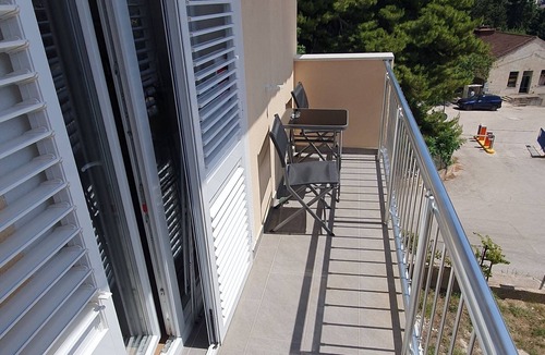 Komiza Apartment | Two bedroom apartment with terrace and sea view Komiža (Vis) (A-25962-b)