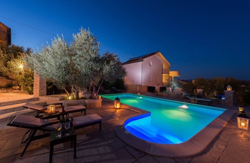Susica Apartment | Two bedroom apartment with a swimming pool Murter (A-16655-b)