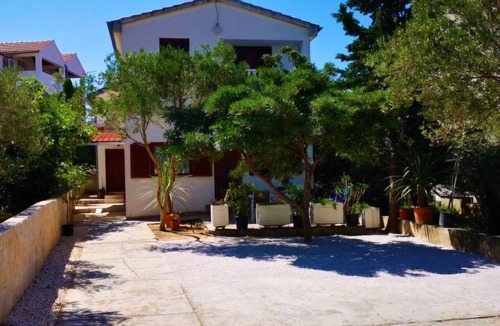 Susica Apartment | Two bedroom apartment with terrace Murter (A-27671-a)
