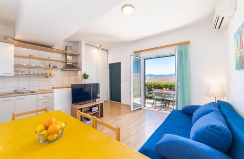 Brist Apartment | Two bedroom apartment with terrace and sea view Brist, Makarska (A-19737-b)