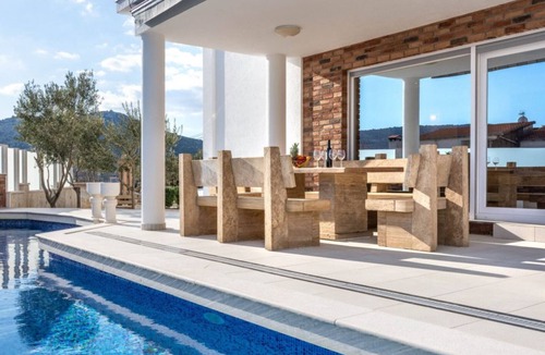 Pomena Apartment | Two-Bedroom Apartment with Terrace-Farm