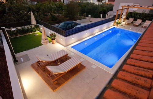 Preko Apartment | Two bedroom apartment with a swimming pool Preko, Ugljan (A-20390-b)