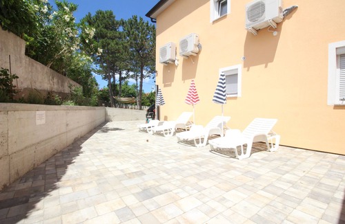Silo Apartment | Two bedroom apartment with air-conditioning Šilo, Krk (A-18682-c)