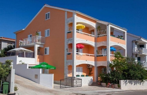 Krizna luka Apartment | Two bedroom apartment with hot tub Hvar (A-21877-e)