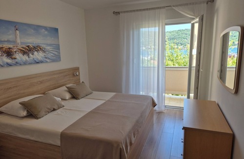 Rab Town Apartment | Two bedroom apartment with terrace and sea view Supetarska Draga - Donja, Rab (A-25344-b)