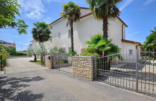 Mali Maj Apartment | Vacation apartment with pool, 2 persons, garden, air-conditioned, barbecue