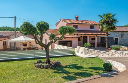 Tinjan House | Vacation home Medica by Interhome