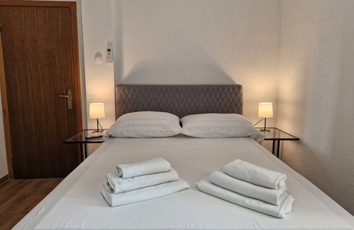 Karlobag Bed & Breakfast | Veronika room/big terrase/200m from sea side/barbeque/