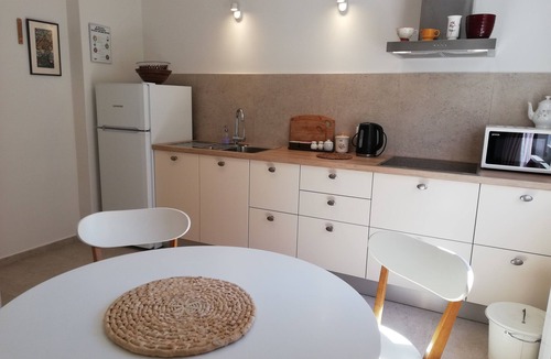 Koper Apartment | Vila Flori N2: Quiet Flat with Garden & Kiwi Pergola – 12 min walk to the beach