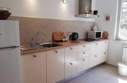 Koper Apartment | Vila Flori N2: Quiet House with Garden & Kiwi Pergola – 12 min walk to the beach