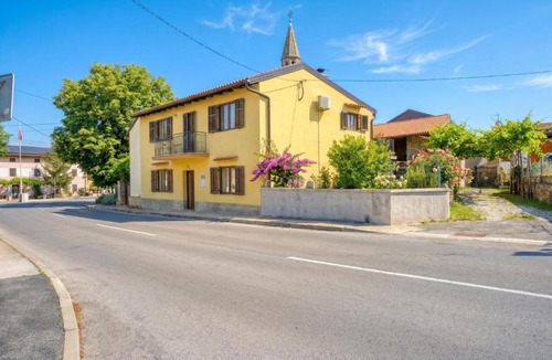 Miren-Kostanjevica House | Vila Leonarda with Terrace and Garden - Happy Rentals