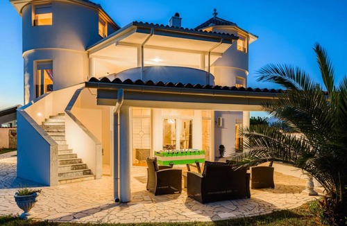 Valtura Villa | Vila Romani by Villas Guide