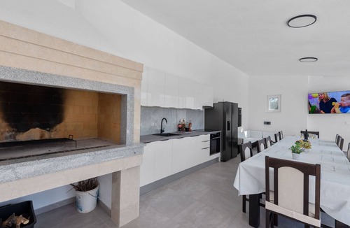 Neoric House | Villa Almas mit Schwimmbad, Fitnessraum, Tennisplatz by Interhome