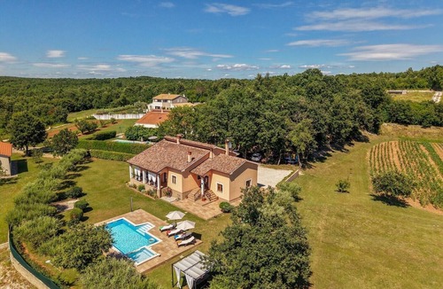 Tinjan House | Villa Antonela with Large Garden and Swimming Pool