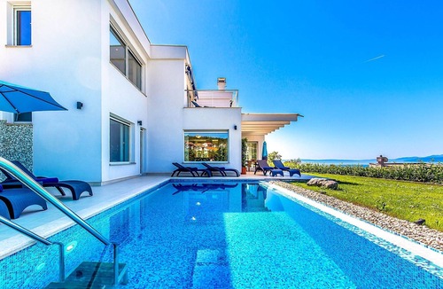 Sarsoni Villa | Villa Benke - Four Bedroom Villa, Sleeps 12