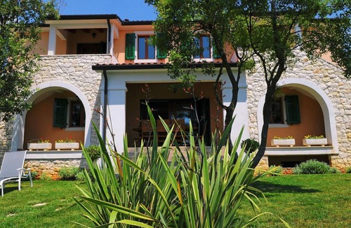 Stanisovi House | Villa Biljana, mit Zugang zu zwei Gemeinschaftspools by Interhome