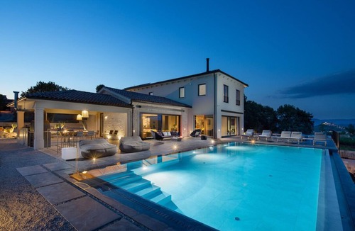 Rakotule House | Villa Cypress Hill, Spacious 4-bedroom estate with Spa, fitness & tennis court
