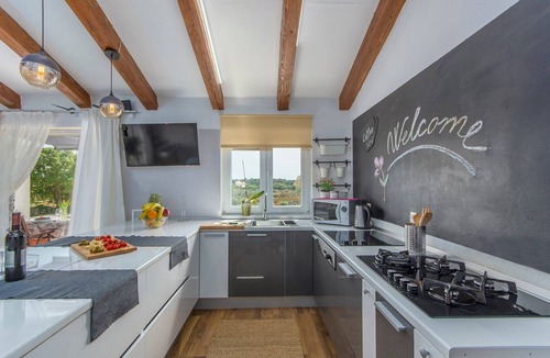 Rovinjsko Selo Villa | Villa di Rovigno with Pool, Hot Tub and Sea View
