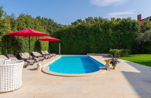 Gulici Villa | Villa Duga in Poreč for 12 people with 36 m2 heated pool, sea view & only 1,2 km from beach