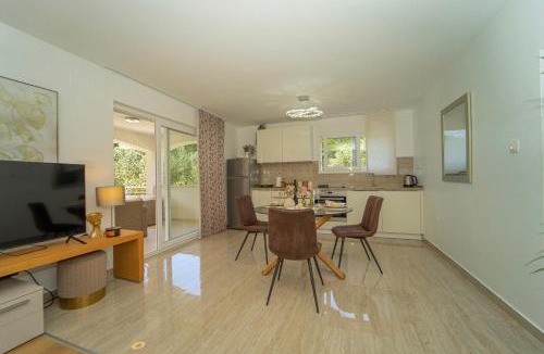 Potirna Apartment | Villa Green Bay Apartments