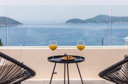 Orasac Villa | Villa Helios is a beautifully positioned contemporary villa with a private pool