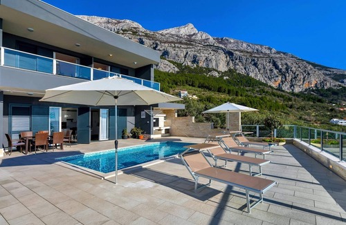 Zelenka House | Villa Infinite mit Schwimmbad und Meerblick by Interhome