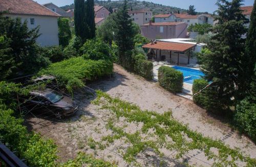 Murter Apartment | Villa Ivanka Murter ap B sa grijanim bazenom i besplatnim parkingom