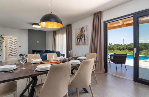 Tinjan House | Villa Joze