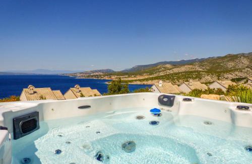 Klenovica Villa | Villa Klenovica mit Whirlpool und Meerblick