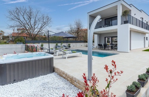 Radosi kod Zbandaja Cabin | Villa Lucia with jacuzzi and private pool near Porec