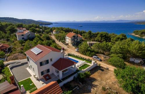 Cove Osibova (Milna) Villa | Villa Makarac - Heated Pool, Beach 140m & Kids Playground I Brač