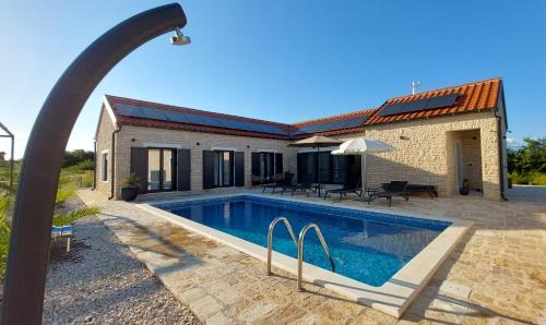 Privlaka Villa | Villa Mala,Luxury Retreat with Pool, Sauna & Gym