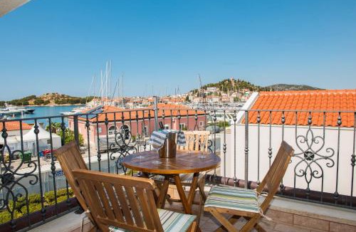 Tribunj Apartment | Villa Manda with sea view, 2 terraces & parking