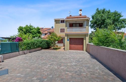 Stinjan Villa | Villa Maras with yard, 400 m to the beach