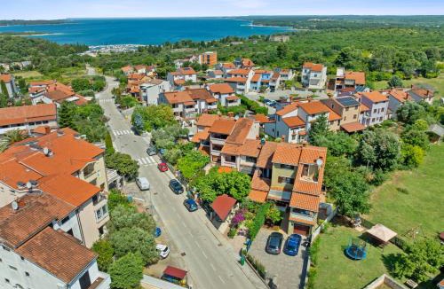 Stinjan Villa | Villa Maras with yard, 400 m to the beach