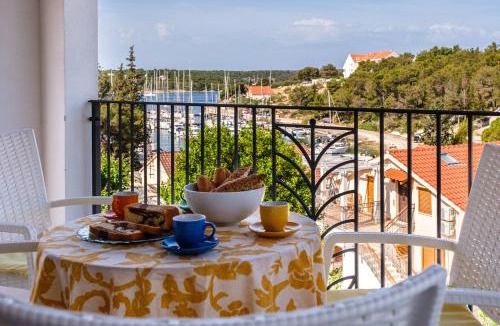 Cove Makarac (Milna) Villa | Villa Milna Bay - Heated Pool, Sea Views & Near Beach I Brač Island